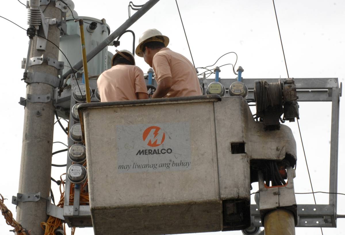 Linemen from the Manila Electric Company (MERALCO) install electric meters in Manila 09 July 2007. Philippine industrialist Oscar Lopez will increase his family's stake in top power distributor Manila Electric Co (Meralco) by buying out a Spanish partner for 250 million USD, a Lopez holding firm said Thursday. Lopez-owned First Philippine Holdings Corp announced it is buying out its partner Union Fenosa Internacional SA in their joint venture First Philippine Union Fenosa Inc.     AFP PHOTO/Jay DIRECTO
PT2/News/July10_090707_meralco01.jpg