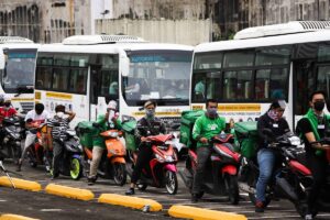 VP’S VACCINE EXPRESS Public utility drivers and delivery riders line up to get jabs as Vice President Maria Leonor ‘Leni’ Robredo rolled out her Vaccine Express program at a mall in Novaliches, Quezon City on Aug. 12,  2021. PHOTO BY JOHN ORVEN VERDOTE