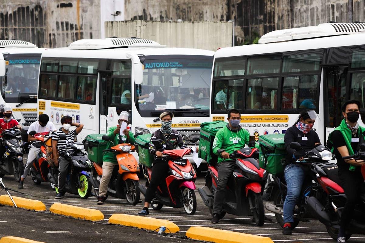 VP’S VACCINE EXPRESS Public utility drivers and delivery riders line up to get jabs as Vice President Maria Leonor ‘Leni’ Robredo rolled out her Vaccine Express program at a mall in Novaliches, Quezon City on Aug. 12,  2021. PHOTO BY JOHN ORVEN VERDOTE