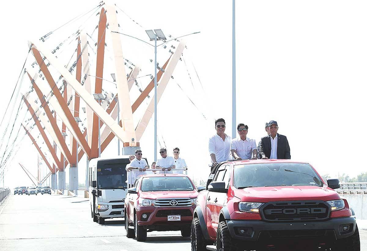 New airport road President Ferdinand Marcos Jr., along with BCDA Chairman Delfin Lorenzana, BCDA President and Chief Executive Officer Joshua Bingcang, and other officials, inspects the Airport to New Clark City Access Road on Wednesday, Feb. 21, 2024. PHOTO BY RENE H. DILAN