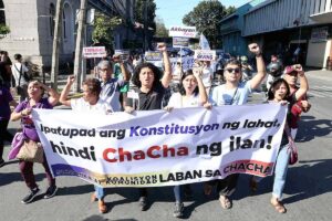 ANTI-CHA-CHA RALLY Multisectoral groups rally outside the Commission on Elections headquarters in Manila to demand the dismissal of a petition for a ‘People’s Initiative’ to amend the 1987 Constitution. PHOTO BY RENE H. DILAN