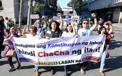 ANTI-CHA-CHA RALLY Multisectoral groups rally outside the Commission on Elections headquarters in Manila to demand the dismissal of a petition for a ‘People’s Initiative’ to amend the 1987 Constitution. PHOTO BY RENE H. DILAN