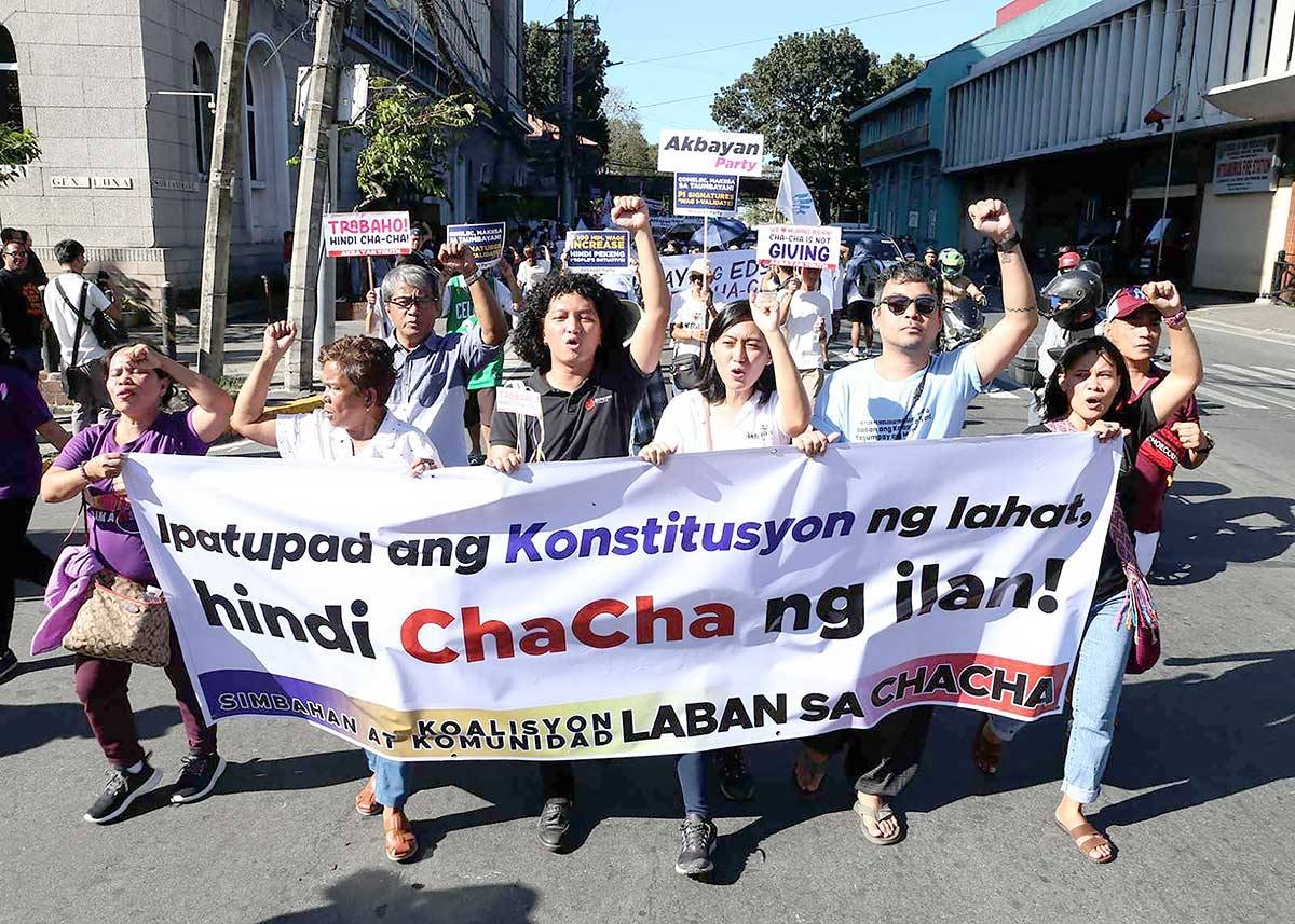 ANTI-CHA-CHA RALLY Multisectoral groups rally outside the Commission on Elections headquarters in Manila to demand the dismissal of a petition for a ‘People’s Initiative’ to amend the 1987 Constitution. PHOTO BY RENE H. DILAN