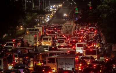 Inching along Vehicles crawl along Roxas Boulevard in Pasay City during heavy traffic as the north-bound EDSA-Roxas Boulevard flyover was closed for repairs on Wednesday. PHOTO BY J. GERARD SEGUIA