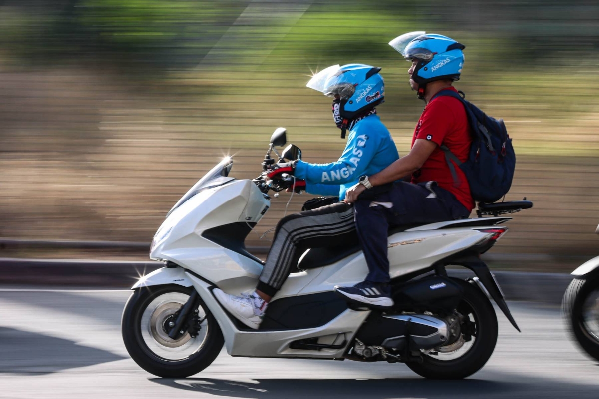 FASTER Motorcycle taxies are preferred because they are cheaper and get passengers to their destination faster. PHOTOS BY J. GERARD SEGUIA