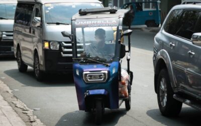 E-trikes travel along EDSA in Pasay City and Taft Avenue in Manila, both major thoroughfares. The Metro Manila Development Authority wants to regulate electric tricycles and bicycles amid the rising accidents involving e-bikes. PHOTOS BY J. GERARD SEGUIA