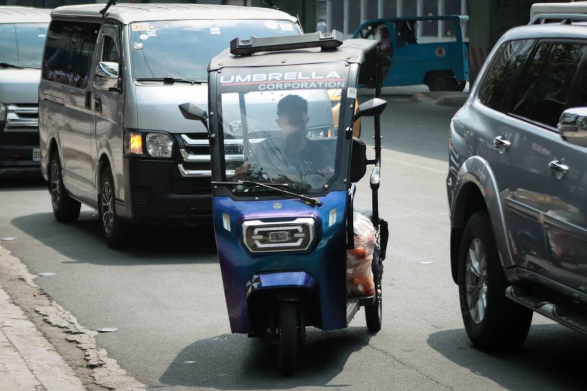 E-trikes travel along EDSA in Pasay City and Taft Avenue in Manila, both major thoroughfares. The Metro Manila Development Authority wants to regulate electric tricycles and bicycles amid the rising accidents involving e-bikes. PHOTOS BY J. GERARD SEGUIA