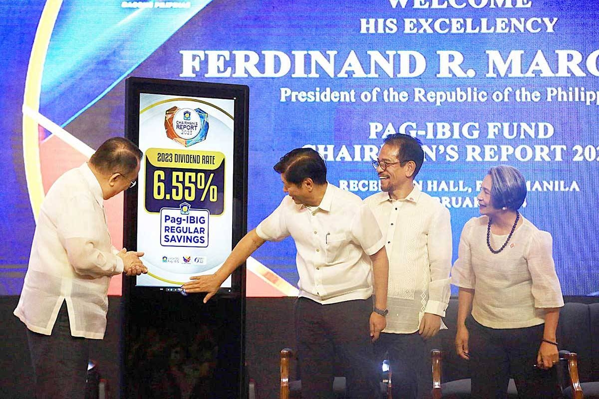 Pagibig dividend President Ferdinand Marcos Jr., with Human Settlements and Urban Development Secretary Jose Rizalino Acuzar, Pag-IBIG Fund CEO Marilene Acosta, Executive Secretary Lucas Bersamin, and Special Assistant to the President Anton Lagdameo, unveil the Pag-IBIG Fund Regular Savings Dividend Rates and MP2 Dividend Rates at the Philippine International Convention Center in Pasay City on Tuesday, Feb. 27, 2024. PHOTO BY MIKE ALQUINTO