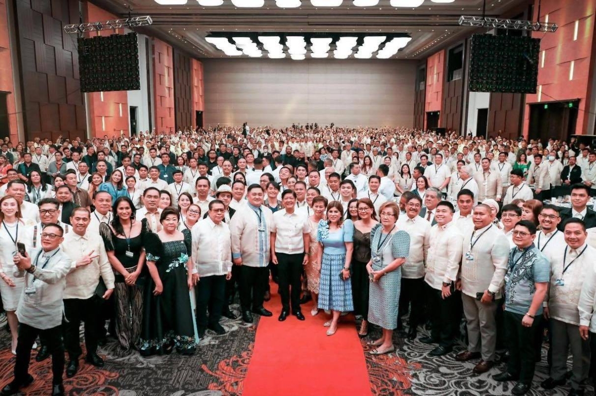 President Ferdinand Marcos Jr. poses with members of the League of Municipalities of the Philippines in Pasay City on Tuesday, Feb. 27, 2024. CONTRIBUTED PHOTO