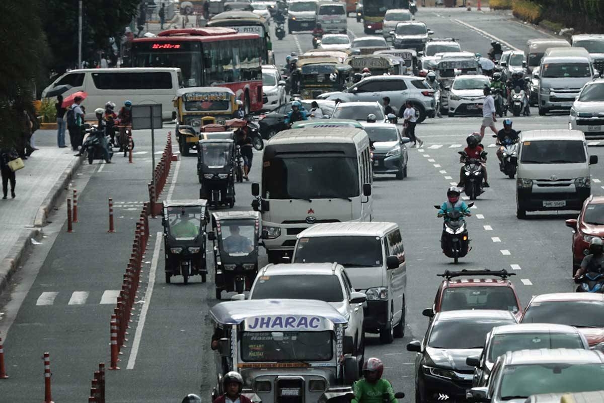 E-trikes and gas powered tricycles are seen along EDSA and Roxas Boulevard in Pasay City, Friday. Even though tricycles, pedicabs, and e-trikes are illegal in main thoroughfares like EDSA and Roxas Boulevard, it is still a common sight as many people use it for commuting. PHOTOS BY J. GERARD SEGUIA