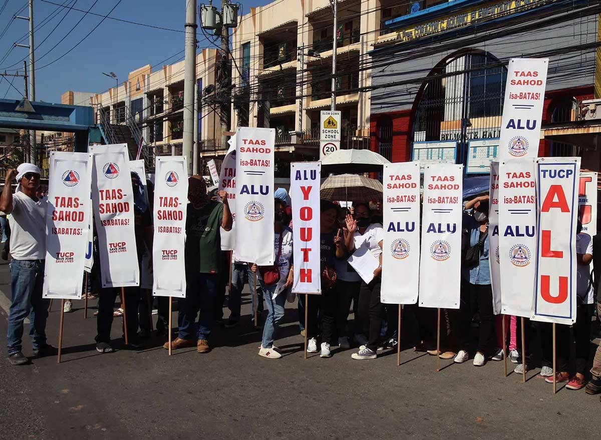 Members of the Quezon City Police District block Kilusang Mayo Uno to stop them from reaching the House of Representatives on the first day of the resumption of hearings on wage increase bills on February 28, 2024. PHOTOS BY ISMAEL DE JUAN