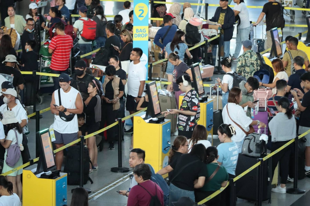 Passengers line up at the NAIA Terminal 3 in Pasay City on Sunday, October 29, 2023 as more Filipinos fly to their hometowns to observe All Saints’ Day.PHOTOS BY J. GERARD SEGUIA