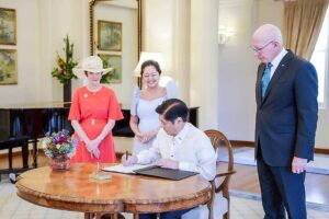 VIP President Ferdinand Marcos Jr. signs the guest book at the Government House in Canberra as first lady Marie Louise ‘Liza’ Araneta-Marcos, Governor-General David Hurley and Mrs. Linda Hurley look on. PRESIDENTIAL COMMUNICATIONS OFFICE PHOTO