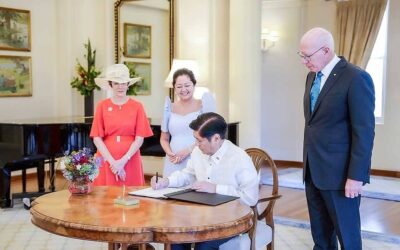 VIP President Ferdinand Marcos Jr. signs the guest book at the Government House in Canberra as first lady Marie Louise ‘Liza’ Araneta-Marcos, Governor-General David Hurley and Mrs. Linda Hurley look on. PRESIDENTIAL COMMUNICATIONS OFFICE PHOTO