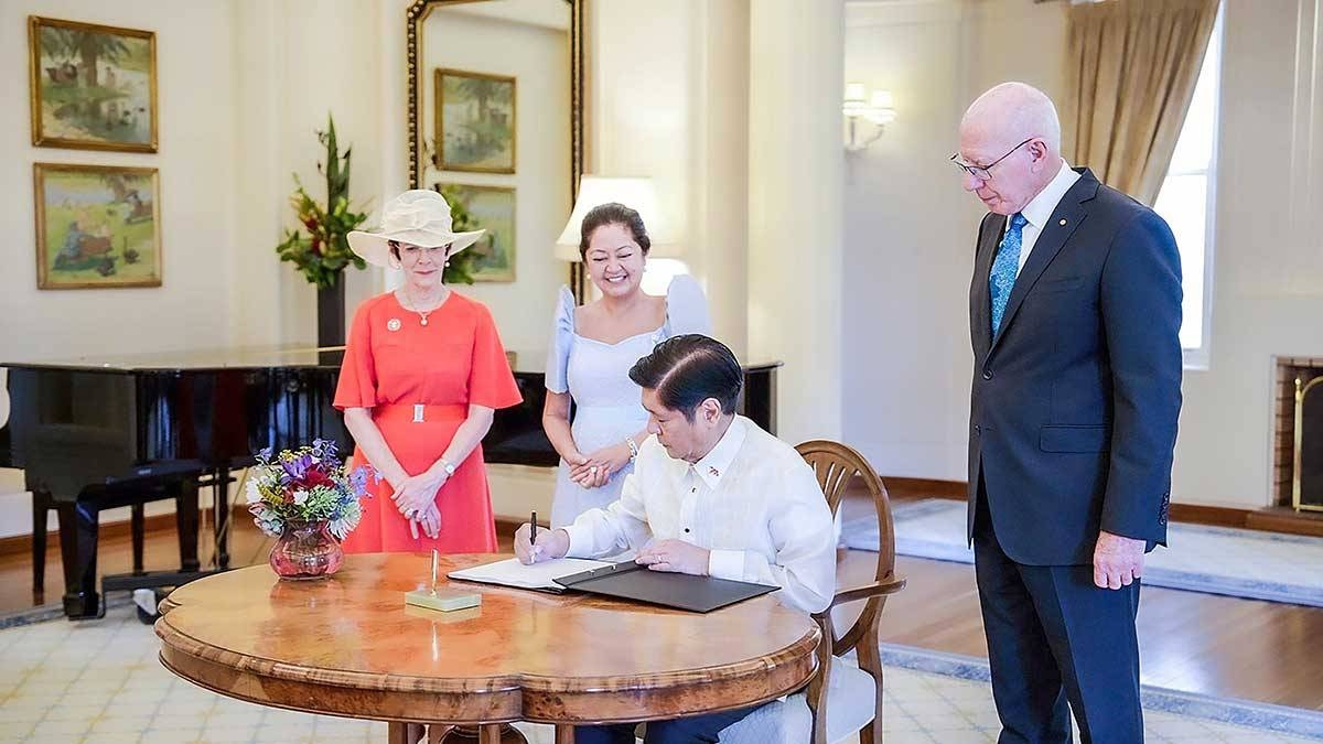 VIP President Ferdinand Marcos Jr. signs the guest book at the Government House in Canberra as first lady Marie Louise ‘Liza’ Araneta-Marcos, Governor-General David Hurley and Mrs. Linda Hurley look on. PRESIDENTIAL COMMUNICATIONS OFFICE PHOTO