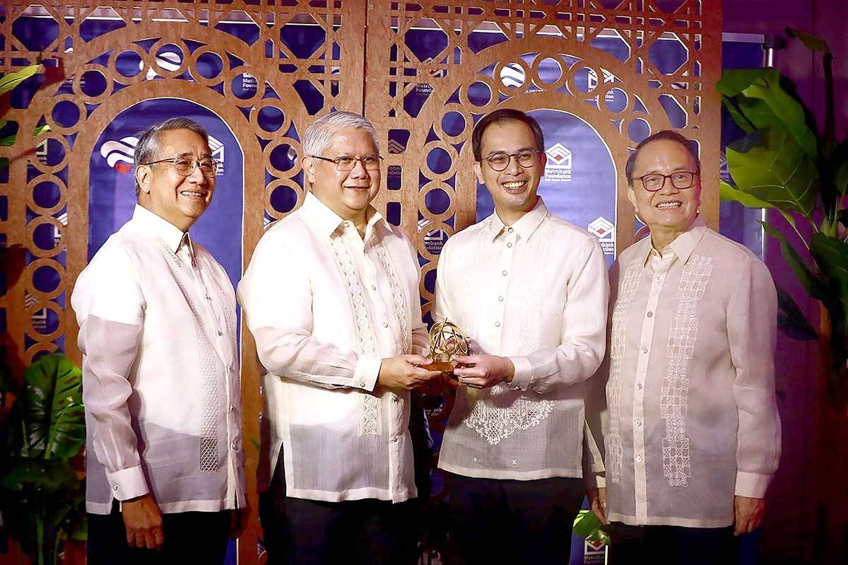 PEACE AWARDEE The Manila Times Chairman and Chief Executive Officer Dante ‘Klink’ Ang 2nd (second from left) receives the ‘Kapit-Bisig’ Partners in Empowerment, Advocacy and Commitment to Excellence (Peace) award from (right) Metrobank Foundation Executive Vice President Philip Francisco Dy and Metrobank Foundation President Aniceto Sobrepeña during the foundation’s 45th anniversary on Thursday, Feb. 29, 2024. Also in the photo is GT Capital Holdings Chairman Francisco Sebastian (left). PHOTO BY MIKE ALQUINTO