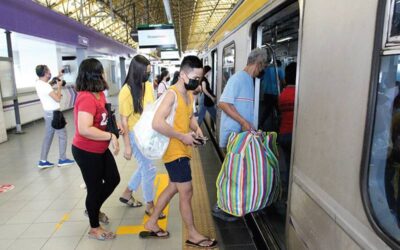 NO FEAR Commuters board a train at the Recto Station of the Light Rail Transit Line 2 on Tuesday, March 1, 2022, the first day pandemic restrictions were downgraded to the lowest level. PHOTO BY ENRIQUE AGCAOILI