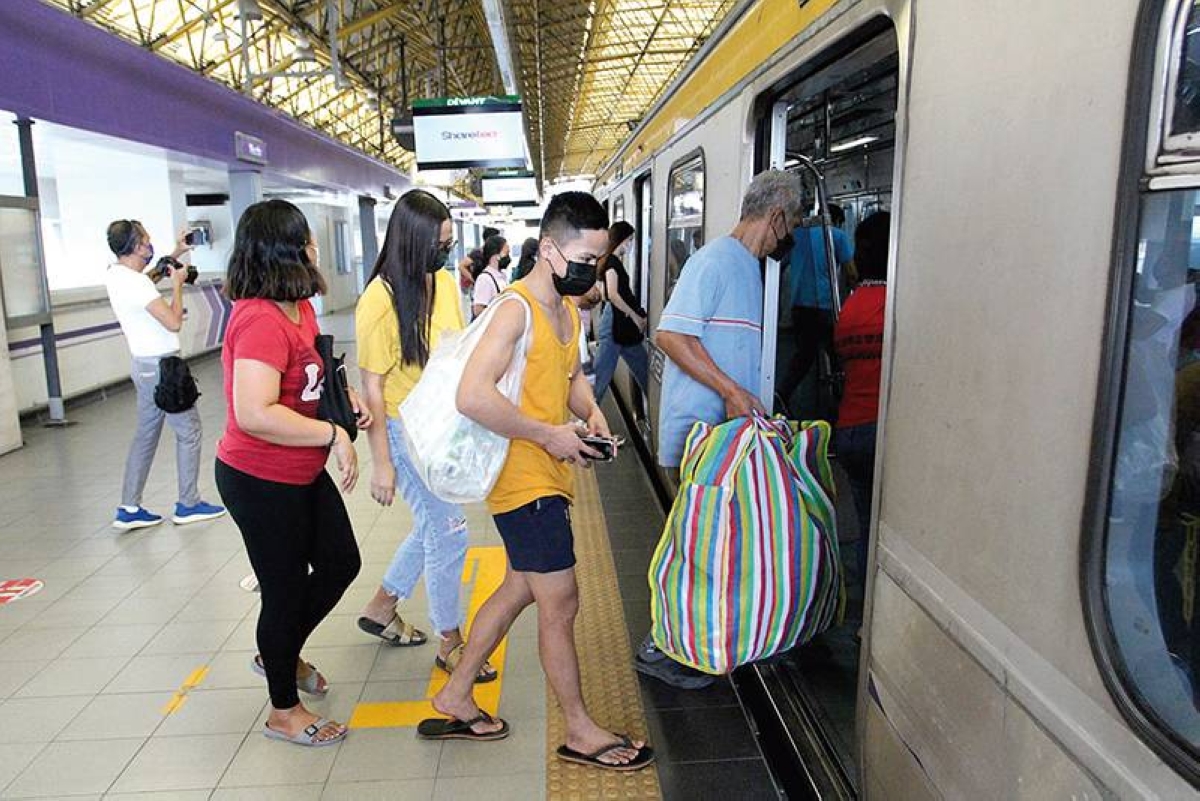 NO FEAR Commuters board a train at the Recto Station of the Light Rail Transit Line 2 on Tuesday, March 1, 2022, the first day pandemic restrictions were downgraded to the lowest level. PHOTO BY ENRIQUE AGCAOILI