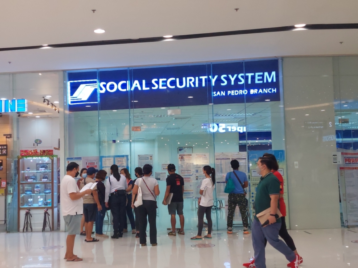 Social Security System (SSS) members mill about in an office in San Pedro, Laguna. The SSS announced that pensioners who are first-time borrowers may apply for a loan beginning May 30, 2022. PHOTO BY AARON RONQUILLO