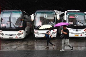 pt2/news/Oct31/301018_bus2
Photo By: J Gerard Seguia
Buses line up and wait for passngers at the Buendia bus terminal. Low passenger volume in Batangas and Quezon bound buses, according to bus drivers, is due to typhoon Rosita and the closure of Batangas port.