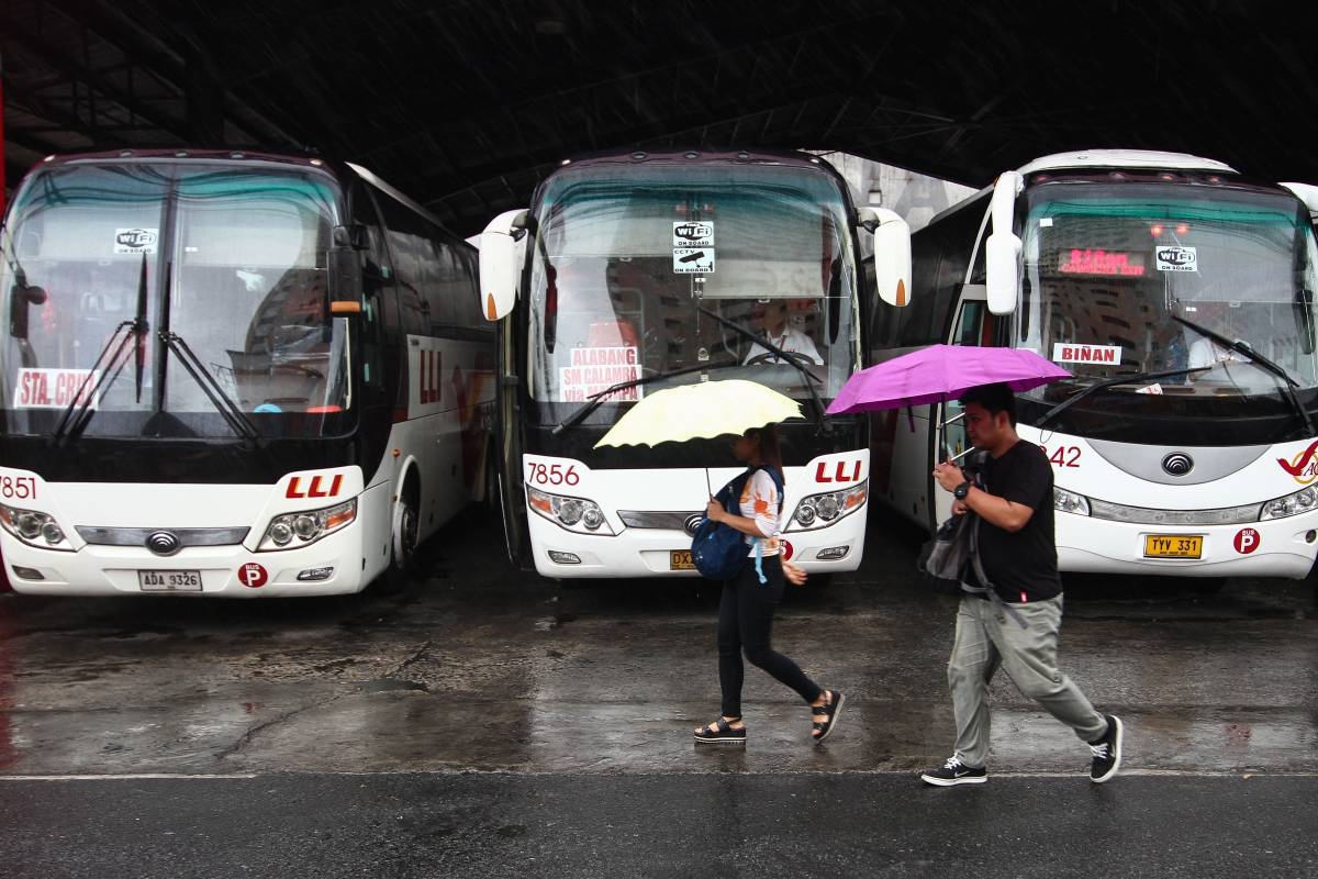 pt2/news/Oct31/301018_bus2
Photo By: J Gerard Seguia
Buses line up and wait for passngers at the Buendia bus terminal. Low passenger volume in Batangas and Quezon bound buses, according to bus drivers, is due to typhoon Rosita and the closure of Batangas port.