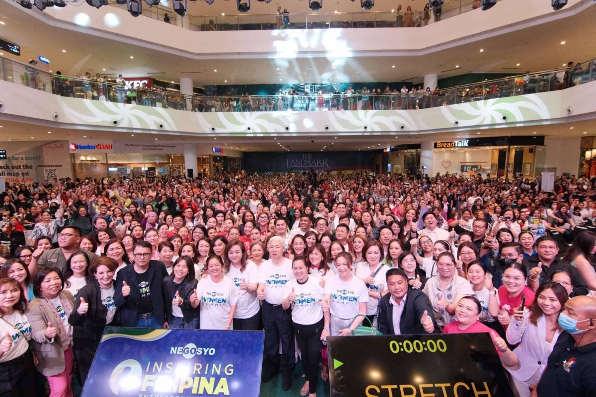 WOMEN ENTREPRENEURSHIP First Lady Liza Araneta-Marcos (sixth from left) joins ‘Go Negosyo’ founder Jose Ma. ‘Joey’ Concepcion 3rd (fourth from left), Trade Secretary Alfredo Pascual (center), and US Ambassador MaryKay Carlson (third from left) at the Women Summit 2024 at the Ayala Malls Manila Bay on Saturday, March 9, 2024. The Go Negosyo-sponsored event featured the Inspiring Filipina Entrepreneur Awards and gathered about 2,000 aspiring and active women entrepreneurs. PHOTO COURTESY OF GO NEGOSYO