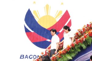 HOLDING ON President Ferdinand Marcos Jr. and first lady Marie Louise ‘Liza’ Araneta-Marcos arrive in Manila on Saturday, March 16, 2024, from their weeklong state visit to Germany and the Czech Republic. The Marcoses’ plane landed at the Maharlika Presidential Hangar, Villamor Airbase in Pasay. PHOTO BY RENE H. DILAN