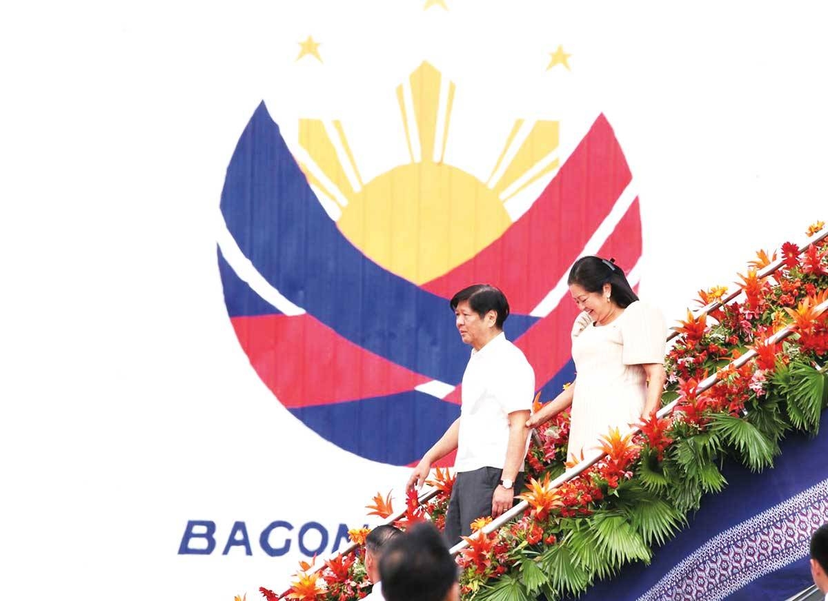 HOLDING ON President Ferdinand Marcos Jr. and first lady Marie Louise ‘Liza’ Araneta-Marcos arrive in Manila on Saturday, March 16, 2024, from their weeklong state visit to Germany and the Czech Republic. The Marcoses’ plane landed at the Maharlika Presidential Hangar, Villamor Airbase in Pasay. PHOTO BY RENE H. DILAN