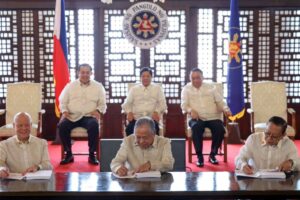 President Ferdinand Marcos Jr., with House Speaker Martin Romualdez and Executive Secretary Lucas Bersamin, witness the signing of the concession agreement for the Ninoy Aquino International Airport-Public-Private Partnership project at Kalayaan hall in Malacañang on Monday, March 18, 2024. Signing the agreement are San Miguel Corp. President and CEO Ramon Ang, Transportation Secretary Jaime Bautista and Manila International Airport Authority General Manager Eric Jose Ines. PHOTO BY KJ ROSALES/PPA POOL