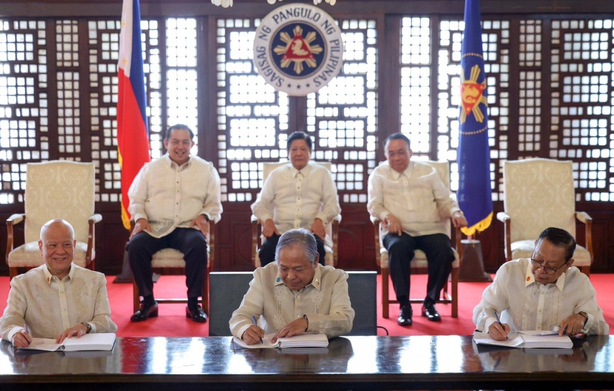 President Ferdinand Marcos Jr., with House Speaker Martin Romualdez and Executive Secretary Lucas Bersamin, witness the signing of the concession agreement for the Ninoy Aquino International Airport-Public-Private Partnership project at Kalayaan hall in Malacañang on Monday, March 18, 2024. Signing the agreement are San Miguel Corp. President and CEO Ramon Ang, Transportation Secretary Jaime Bautista and Manila International Airport Authority General Manager Eric Jose Ines. PHOTO BY KJ ROSALES/PPA POOL
