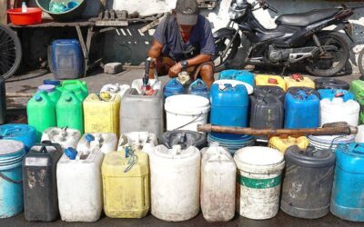 “Sen. Grace Poe Urges Preparedness for Impending Water Shortages” Long wait A man fills up water containers in Manila on Monday, March 18, 2024, amid a warning from Maynilad Water Services that some areas in Metro Manila and Bacoor City will have water supply interruption on Thursday, March 21. PHOTO BY MIKE ALQUINTO