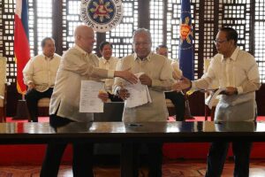 It’s a deal President Ferdinand Marcos Jr., House Speaker Martin Romualdez and Executive Secretary Lucas Bersamin look on as SMC President and CEO Ramon Ang, Transportation Secretary Jaime Bautista, and Manila International Airport Authority General Manager Eric Jose Ines shake hands after signing the NAIA rehabilitation agreement on Monday, March 18, 2024. PHOTO BY RENE H. DILAN