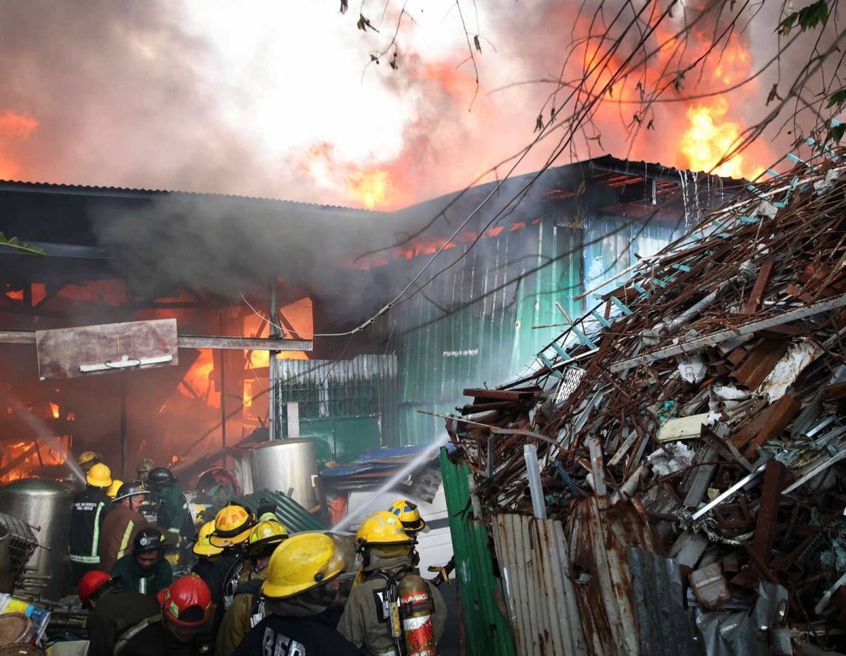 Firefighters train their hose as they try to extinguish the fire that razed a residential area in Isla Noah, Brgy Damayang Lagi, Quezon City, March 19, 2024. The fire reached Task Force Alpha. Photo by Ismael De Juan
