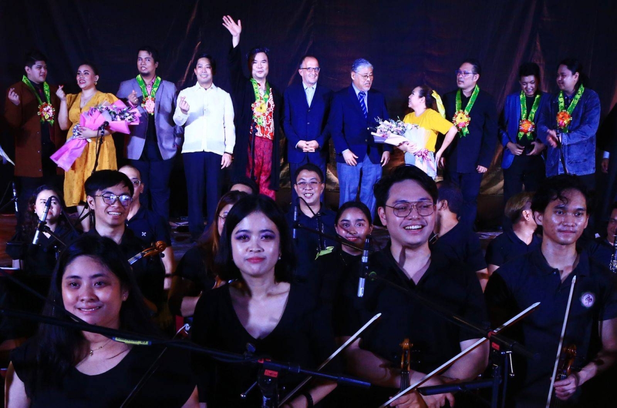 CULTURE NIGHT Italian Ambassador Marco Clemente (6th from left), Foreign Affairs Secretary Enrique Manalo (7th from left), and Manila 2nd District Councilor Numero Lim (4th from left) join the cast after the presentation of Giacomo Puccini’s opera ‘Gianni Schicchi’ in Tondo, Manila, on Saturday, March 23, 2024. PHOTO BY MIKE ALQUINTO