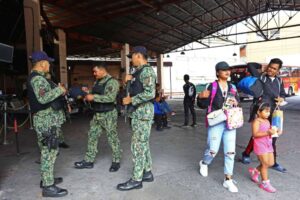 ON THEIR TOES Members of the Manila Police District and the Metropolitan Manila Development Authority guard a bus terminal in Sampaloc, Manila, on Monday, April 10, 2023, in anticipation of the influx of passengers coming back from their Holy Week break.  PHOTO BY MIKE ALQUINTO
