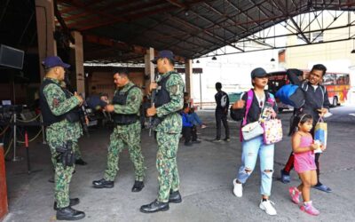 ON THEIR TOES Members of the Manila Police District and the Metropolitan Manila Development Authority guard a bus terminal in Sampaloc, Manila, on Monday, April 10, 2023, in anticipation of the influx of passengers coming back from their Holy Week break.  PHOTO BY MIKE ALQUINTO