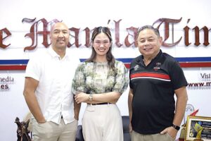‘Prime Times’ host Lia Badillo-Crisostomo (center) with Jeffrey Cariaso (left), head coach of Blackwater Bossing, and Dioceldo Sy, owner of PBA team Blackwater Bossing and Ever Bilena. PHOTO BY MICHELLE KAYE VILLANUEVA