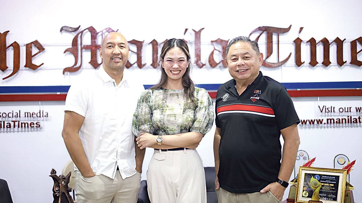 ‘Prime Times’ host Lia Badillo-Crisostomo (center) with Jeffrey Cariaso (left), head coach of Blackwater Bossing, and Dioceldo Sy, owner of PBA team Blackwater Bossing and Ever Bilena. PHOTO BY MICHELLE KAYE VILLANUEVA