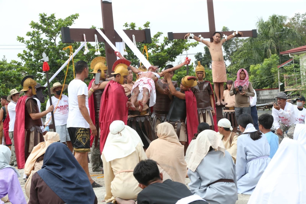Willy Salvador portrays Jesus Christ during the crucifixion in Barangay San Juan, San Fernando, Pampanga on Good Friday, April 7, 2023.
 PHOTOS BY RENE DILAN