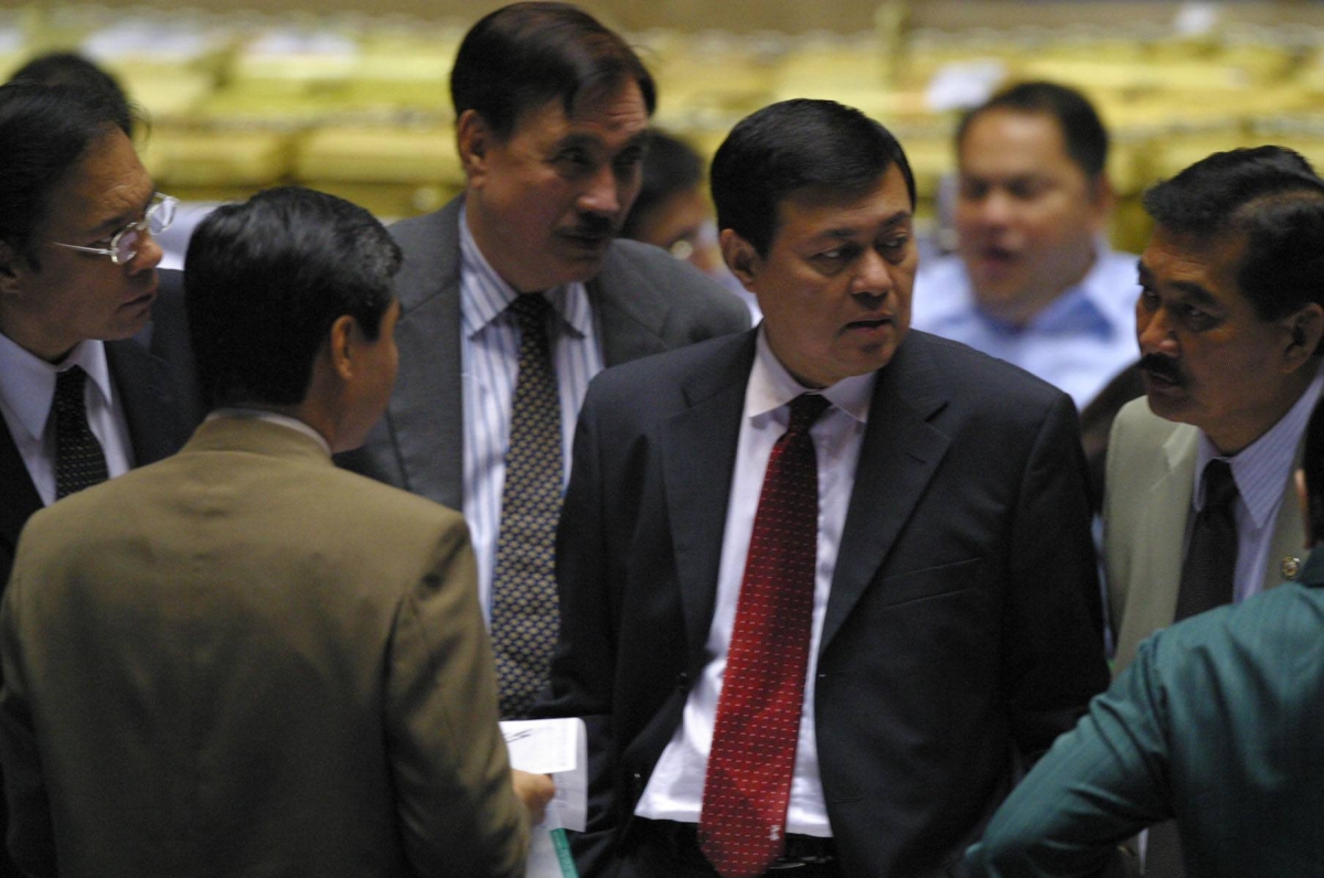 Administration lawmakers led by Senators Ramon Reviilla, 3R, and Manny Villar, 2R, consult with lawyers during a suspension in the joint canvass committee proceedings in the House of Representatives Wednesday. 

by MAX PASION
file: pt3/ news 6-17/ 160604_batasan-05_pasion.jpg
