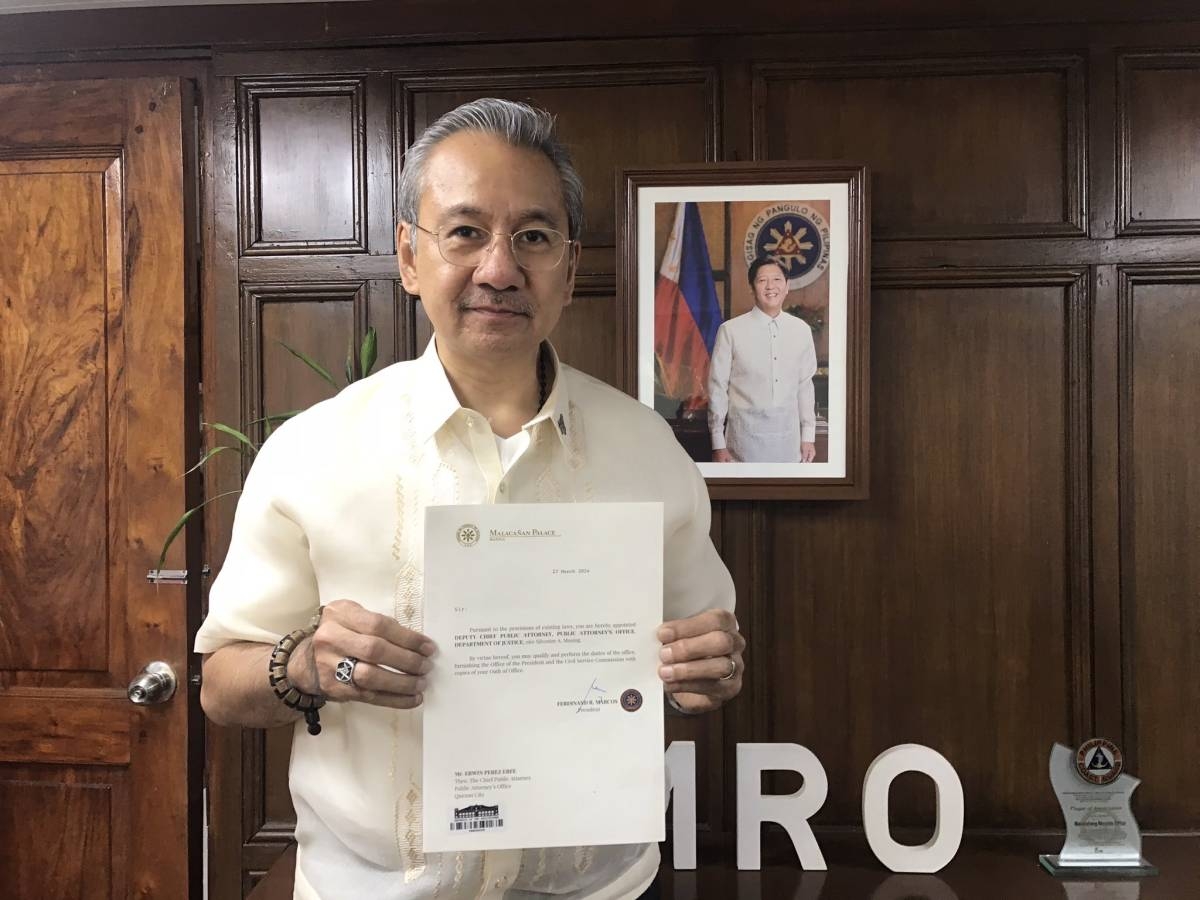SECOND-IN-COMMAND Forensic expert Erwin Erfe shows his appointment paper as the new deputy chief of the Public Attorney’s Office (PAO). PHOTO COURTESY OF PAO CHIEF PERSIDA ACOSTA
