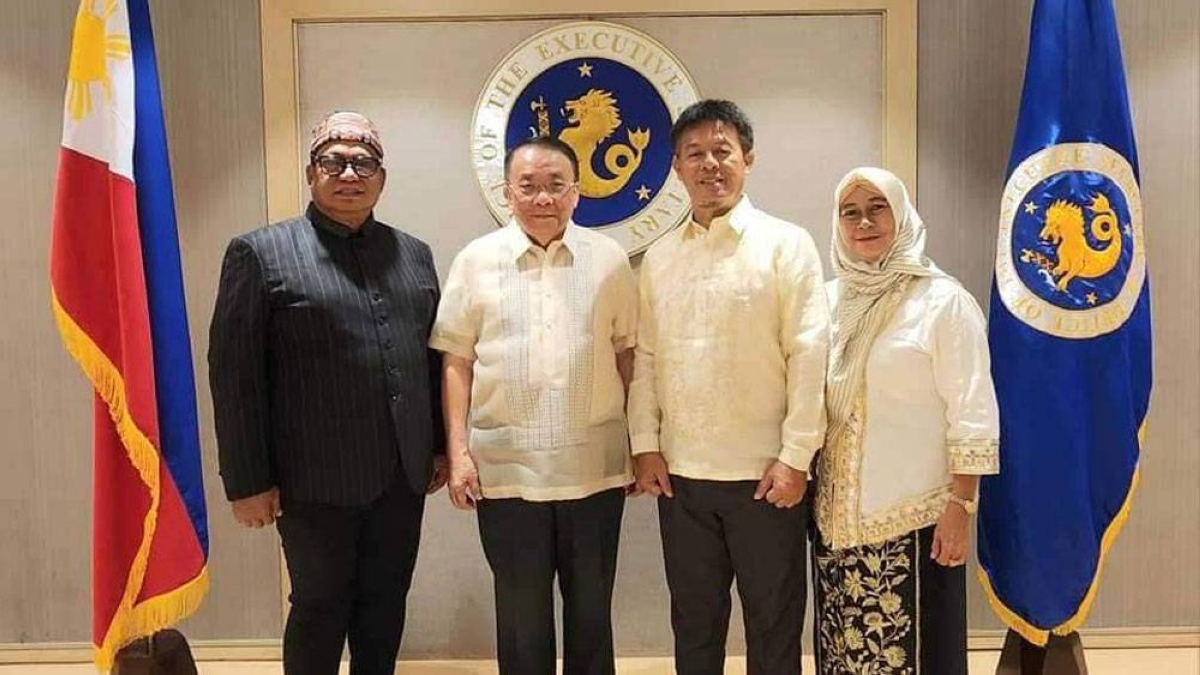 NCMF CHIEF. Secretary Sabuddin Abdurahim (2nd from right) took his Oath of Office as the new chief of the National Commission on Muslim Filipinos (NCMF) before Executive Secretary Lucas Bersamin (2nd from left) at the Malacañan Palace on March 27, 2024. The ceremony was witnessed by Governor Yshmael “Mang” Sali of Tawi-Tawi (leftmost) and the Secretary’s wife Barangay Chairwoman Dewy Sabuddin (rightmost). (Photo from NCMF website)