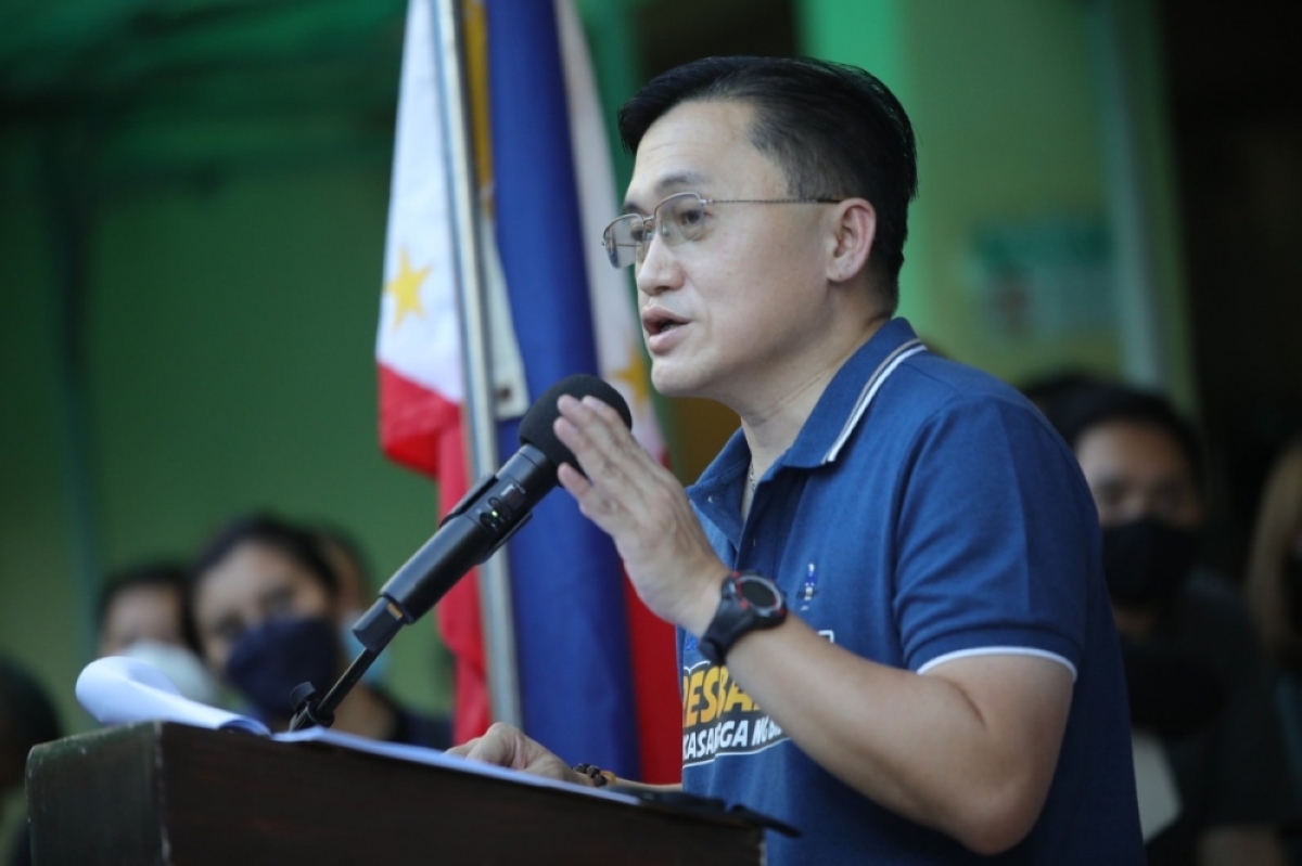 Sen. Christopher Lawrence ‘Bong’ Go shares the benefits of the Malasakit Center on Samal Island. CONTRIBUTED PHOTO