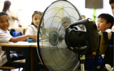 Students of the Justo Lukban Elementary School in Paco, Manila on Tuesday, April 2, 2024, gather near electric fans to cool themselves while in class. PHOTOS BY MIKE ALQUINTO