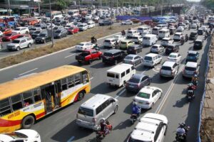 Motorists experience heavy traffic along Commonwealth in Quezon City during the morning rush hour on Thursday, April 11, 2024. To ease congestion in Metro Manila, Don Artes, acting chairman of the Metropolitan Manila Development Authority (MMDA), reset office hours to 7 a.m.-4 p.m. from 8 a.m.-5 p.m. starting on Monday, April 15. PHOTOS BY ISMAEL DE JUAN