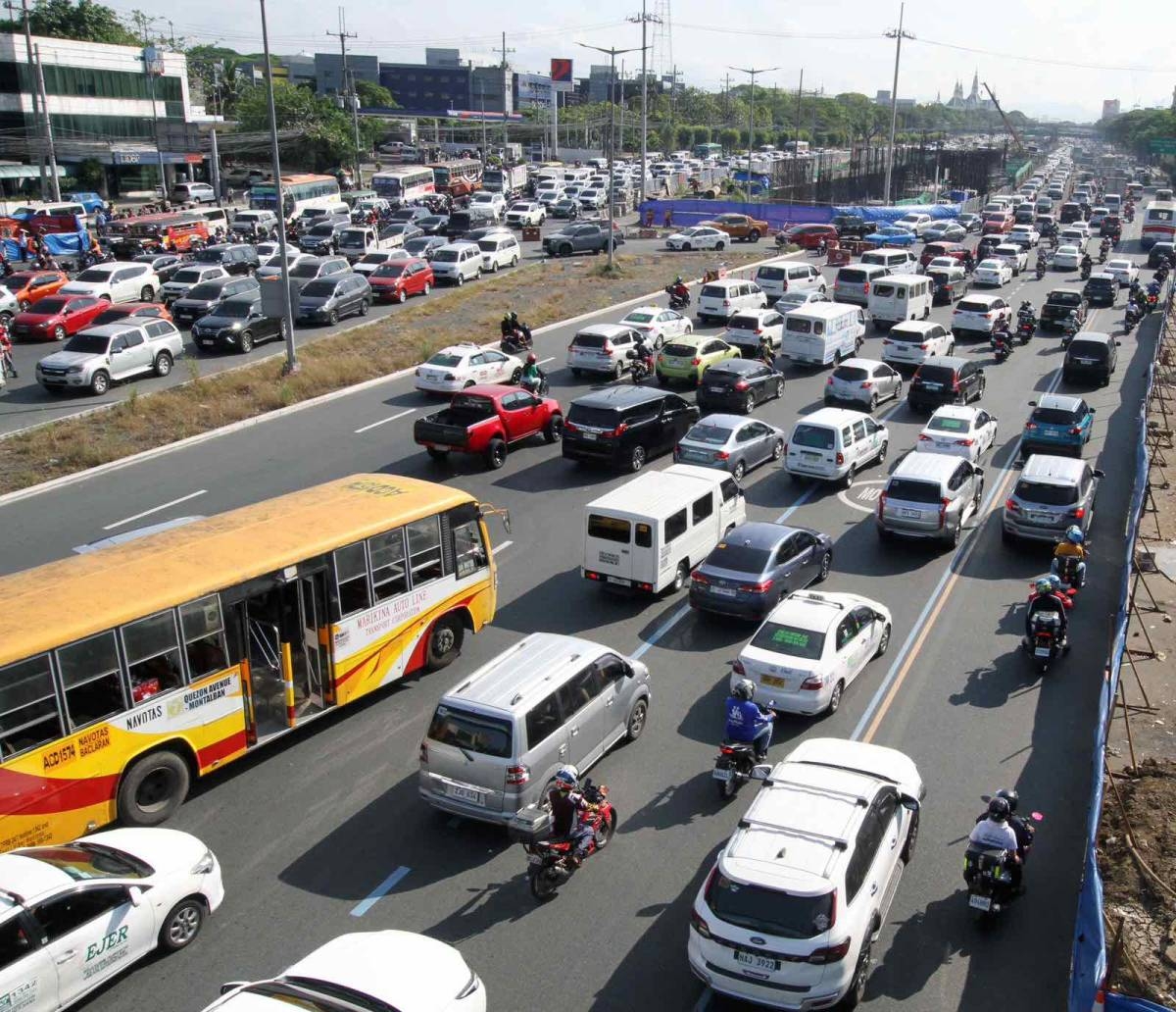 Motorists experience heavy traffic along Commonwealth in Quezon City during the morning rush hour on Thursday, April 11, 2024. To ease congestion in Metro Manila, Don Artes, acting chairman of the Metropolitan Manila Development Authority (MMDA), reset office hours to 7 a.m.-4 p.m. from 8 a.m.-5 p.m. starting on Monday, April 15. PHOTOS BY ISMAEL DE JUAN