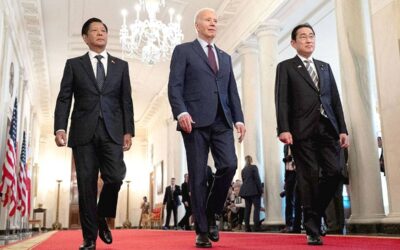 US, PH, Japan Forge Defense Alliance to Counter China’s Aggression WALKING TALL US President Joe Biden arrives for a trilateral meeting with Japanese Prime Minister Fumio Kishida (right) and Filipino President Ferdinand Marcos Jr.
(left) at the White House on Thursday, April 11, 2024, in Washington, D.C. (local time). Leaders from the three nations met in a first-ever trilateral summit in a show of solidarity as China’s assertiveness in the South China Sea has raised tensions in the region. PHOTO BY ANDREW HARNIK/GETTY IMAGES/AFP