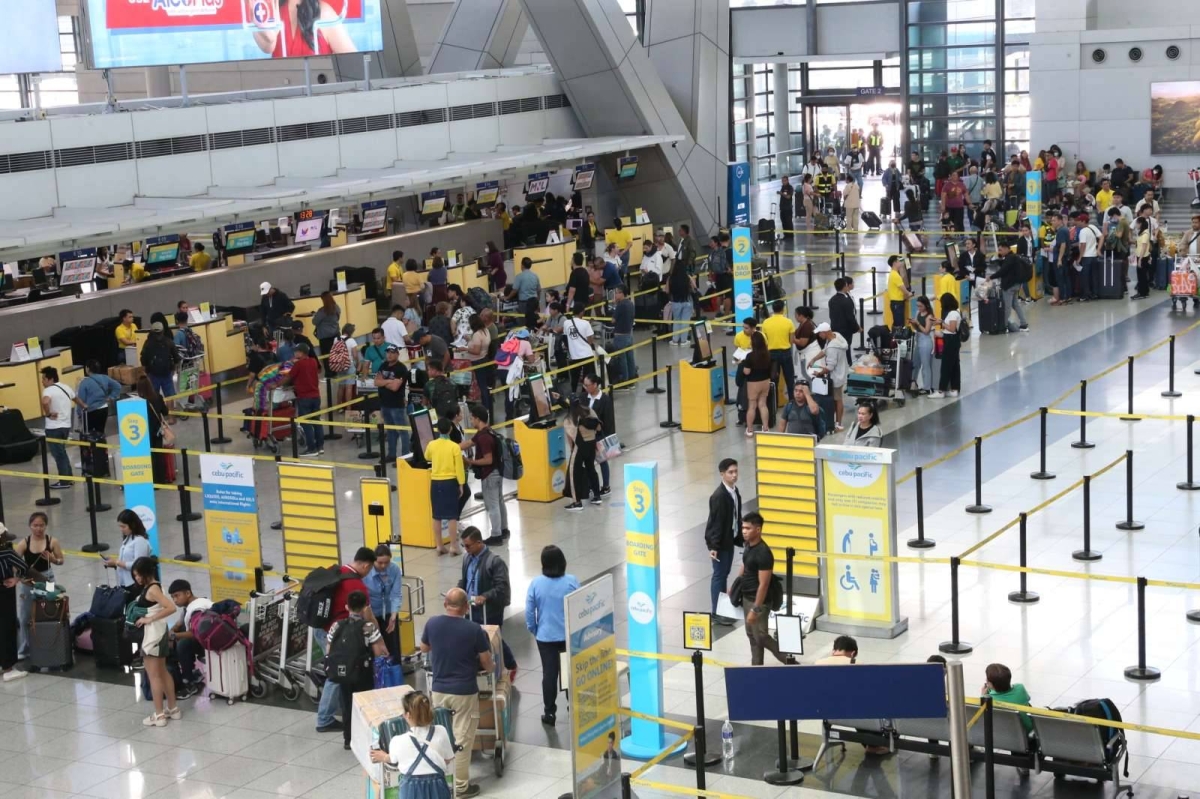 Passengers in Terminal 3 of the Ninoy Aquino International Airport (NAIA) on Wednesday, March 27, 2024, secure tickets to go home to be with their loved ones during the Holy Week. PHOTOS BY RENE H. DILAN