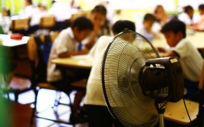 Students of the Justo Lukban Elementary School in Paco, Manila on Tuesday, April 2, 2024, gather near electric fans to cool themselves while in class. PHOTOS BY MIKE ALQUINTO