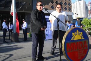 Former Ilocos Sur governor Chavit Singson chats with Metropolitan Manila Development Authority Chairman Don Artes at the MMDA headquarters in Pasig City on Monday, April 15, 2024. PHOTOS BY JOHN ORVEN VERDOTE